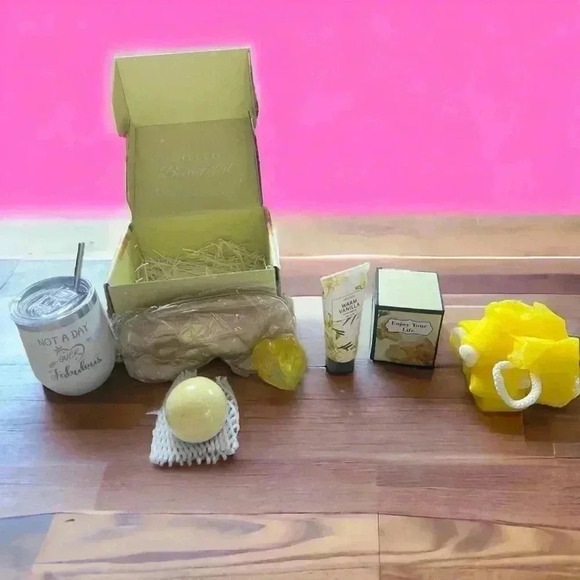 LBirthday Gift Set NEW in box.  Beautifully packaged. Filled with Goodies. - Picture 4 of 9